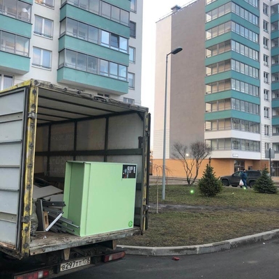 Груз лежит в открытом кузове газели во дворе многоэтажек