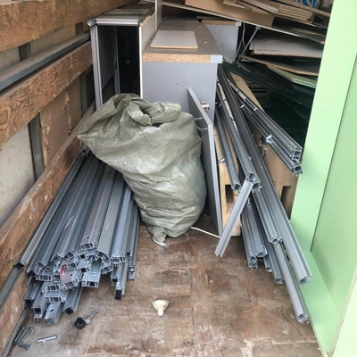 Строительный мусор в мешках и насыпью в кузове грузовика