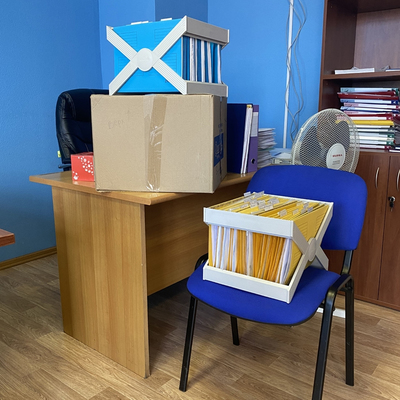 Коробки с упакованными вещами на столе офисного кабинета