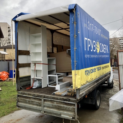 Мебель в кузове грузотакси на погрузке