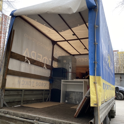 Газель загружают бытовой техникой