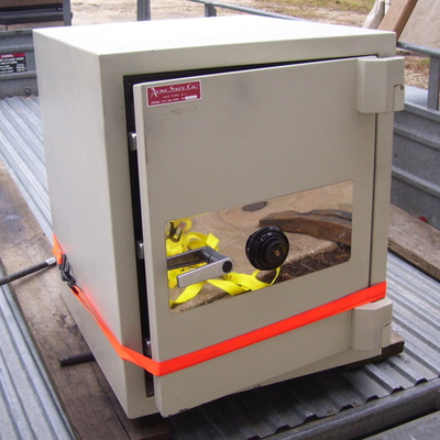 Черный сейф в открытом кузове