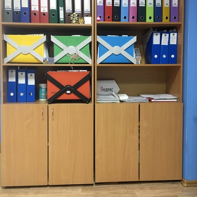 Разноцветные папки с документами в офисе