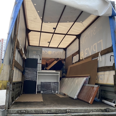 Кузов грузового такси с мебелью