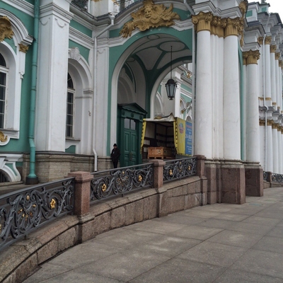 Разгрузка оргтехники из газели в историческое здание