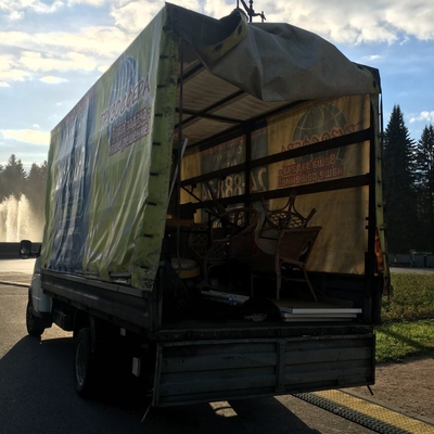 Грузовой автомобиль загружен