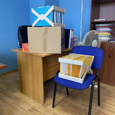 Перевязанные коробки на столе и стуле