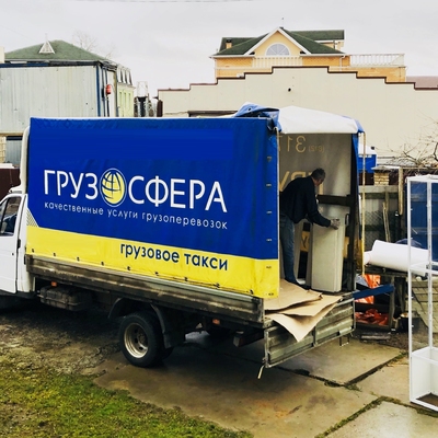 Мужчины загружают в газель торговое оборудование