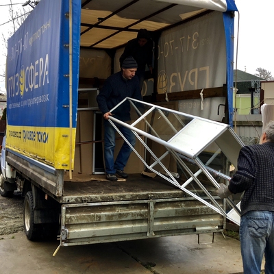 Погрузка торговой стойки в газель