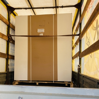 Большая картонная коробка с грузом в газели