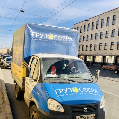 Газель с желто-синим кузовом стоит на улице днем